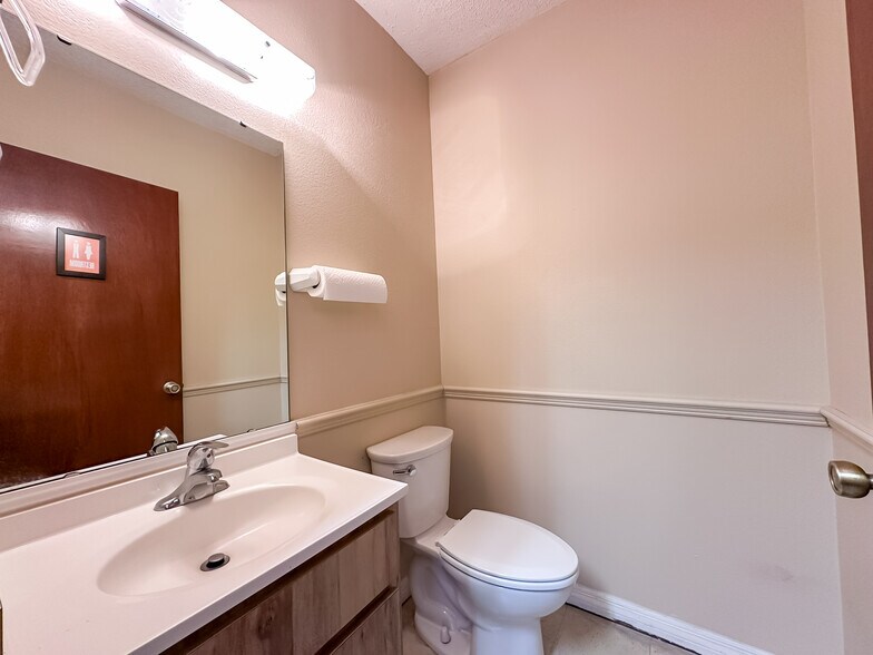 More Photos Of 2000 E Edgewood Dr, Lakeland Office For Lease