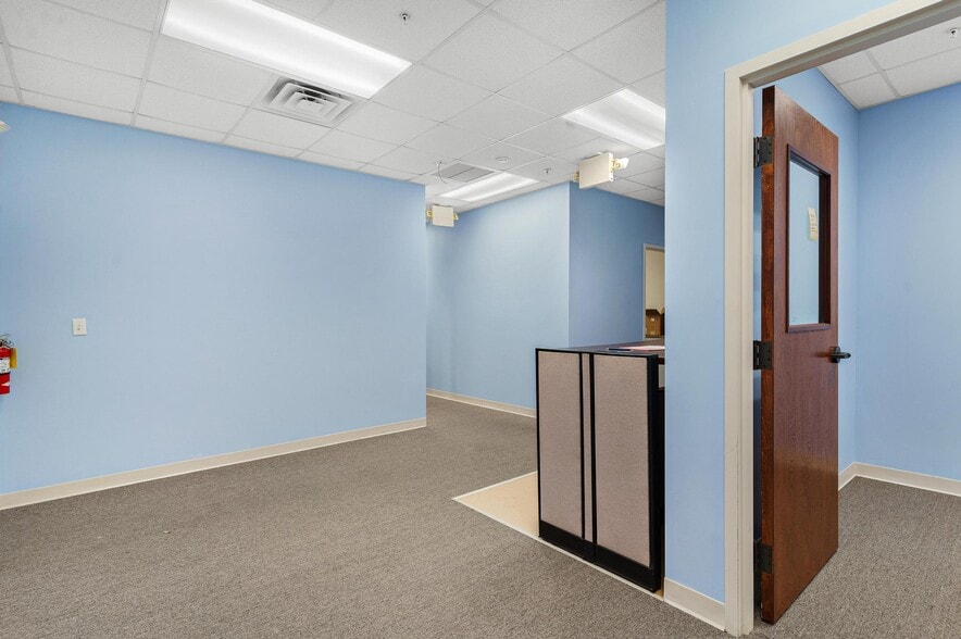 More Photos Of 1904 Thomas Ave, Leesburg Office For Sale