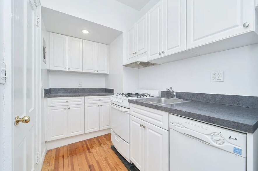 More Photos Of 25 E 38th St, New York Apartments For Sale