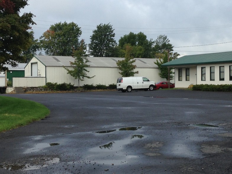 More Photos Of 304 W Second St, East Syracuse Warehouse For Lease