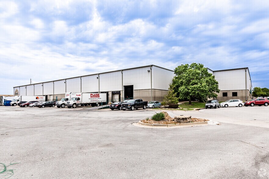 More Photos Of 501-535 NW Parkway, Riverside Warehouse For Lease