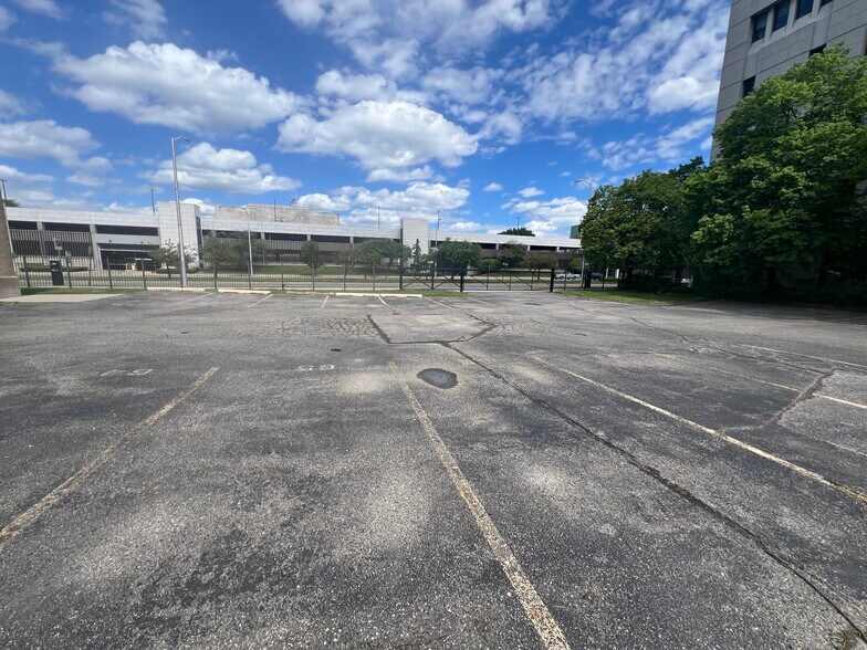 More Photos Of 60 E Warren Ave, Detroit Medical For Lease