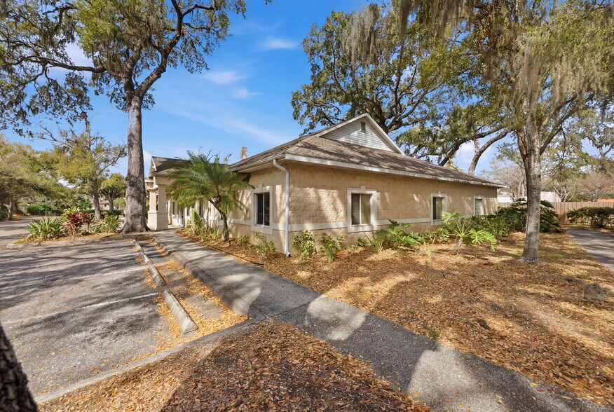 More Photos Of 605 Medical Care Dr, Brandon Medical For Sale