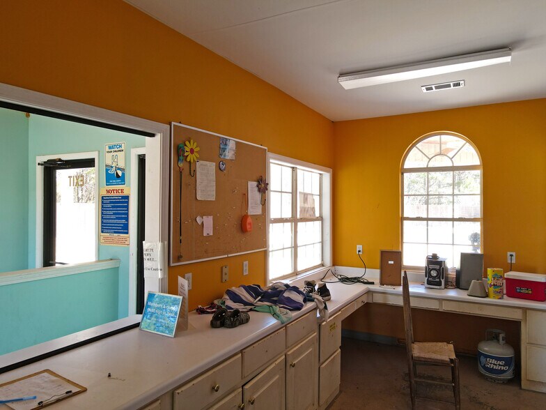 More Photos Of 3903 S Lamar Blvd, Oxford General Retail For Sale