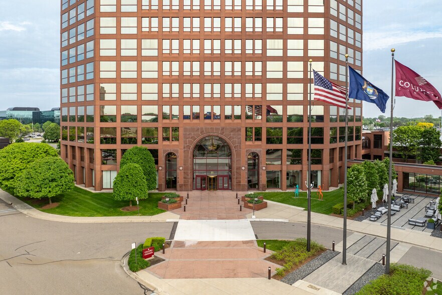 More Photos Of 101 W Big Beaver Rd, Troy Office For Lease