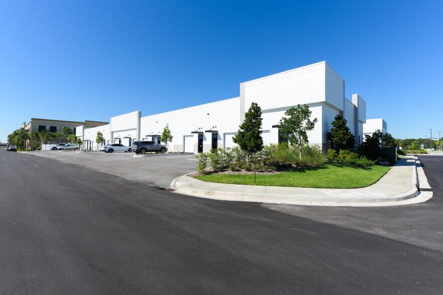 More Photos Of 230 N Congress, Lake Park Flex For Lease