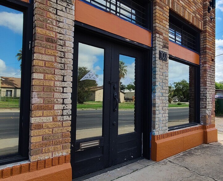 More Photos Of 4500-4512 S Flores St, San Antonio Storefront Retail Office For Lease