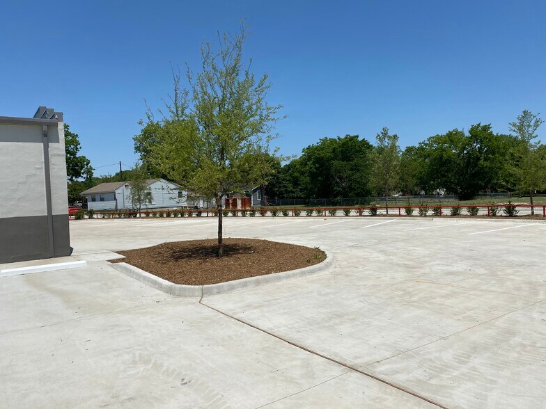 More Photos Of 316 W University Dr, McKinney Flex For Lease