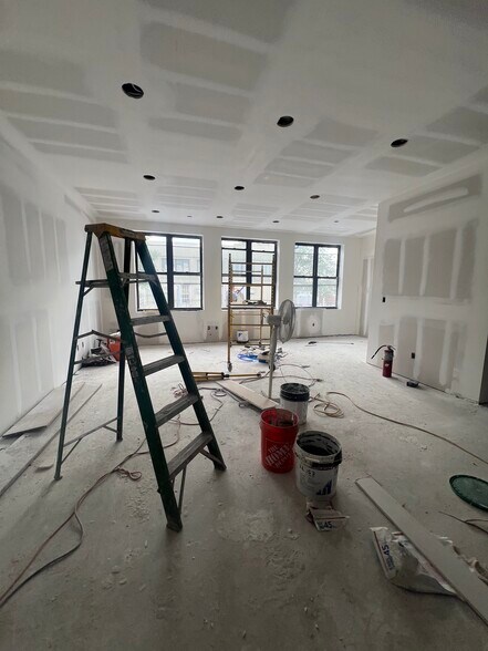 More Photos Of 112 Kingsland Ave, Brooklyn Auto Repair For Lease