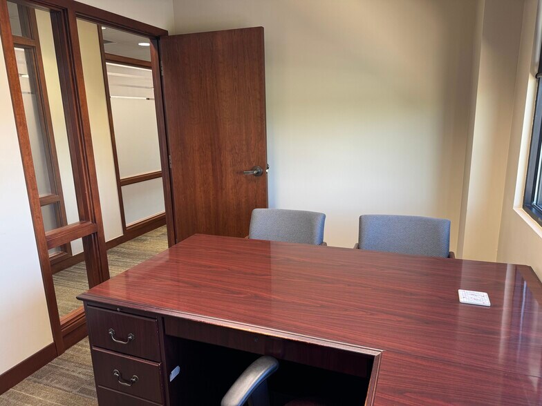 More Photos Of 109 Veterans Pky, Yorkville Office For Lease