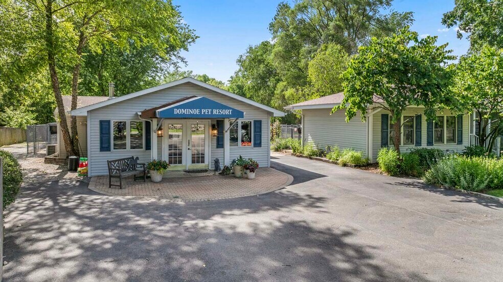 More Photos Of 4403 S Roberts Rd, Island Lake Veterinarian Kennel For Sale