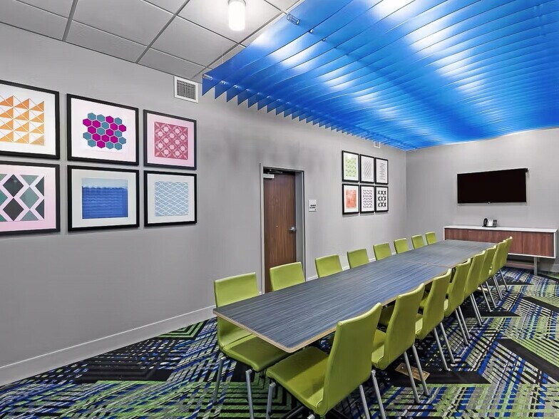 More Photos Of 3401 Blue Comet Dr, Chanute Hotel For Sale