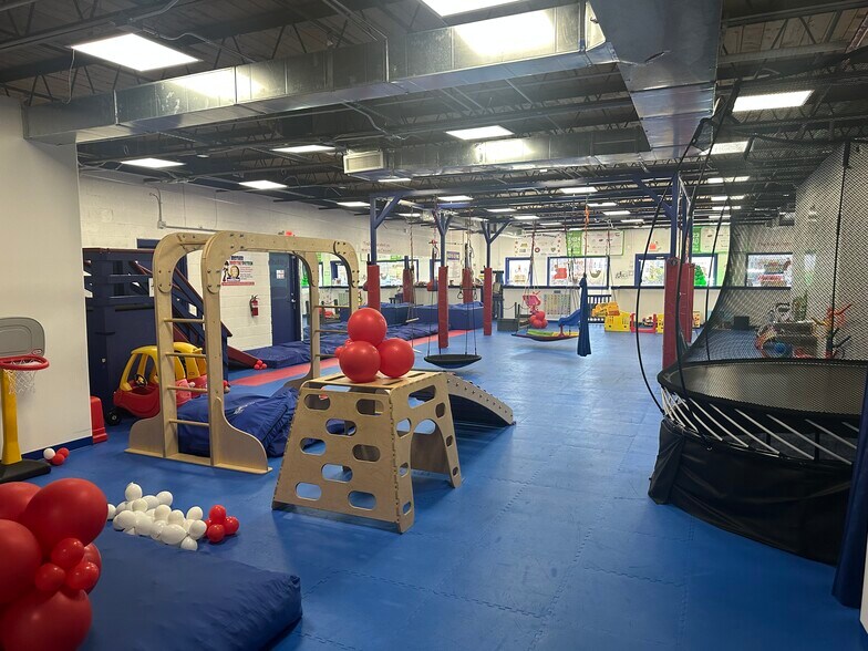 More Photos Of 305 Pineview Dr, Kernersville Office For Sale