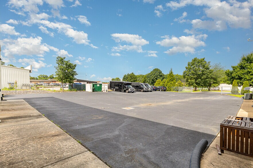 More Photos Of 100 Industrial Dr, Fredericksburg Showroom For Sale