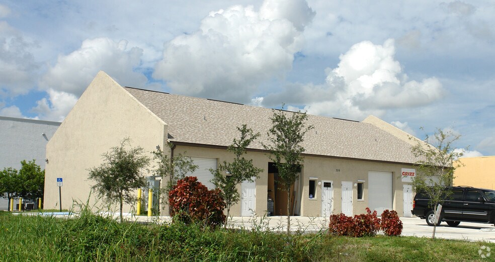 More Photos Of 326 NE 3rd Ave, Cape Coral Warehouse For Lease