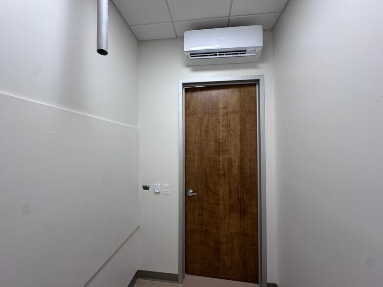 More Photos Of 19926 Kraus Lp, Laredo Distribution For Sale