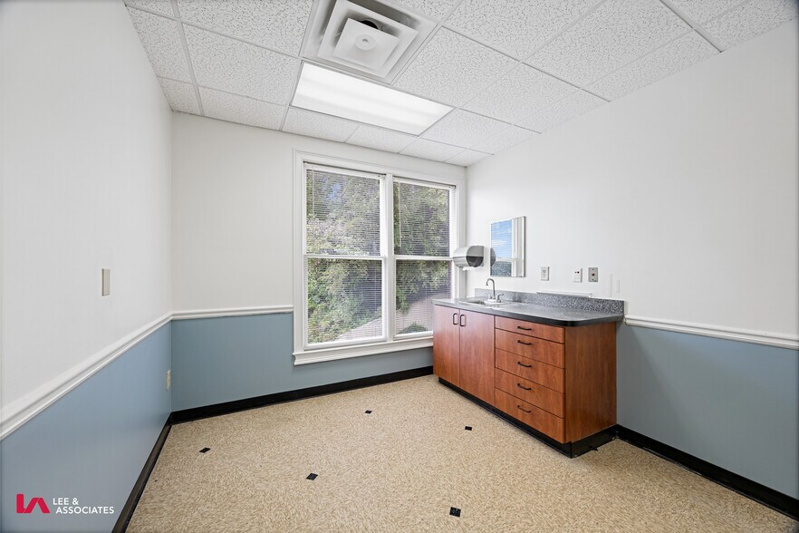 More Photos Of 1776 Old Spring House Ln, Dunwoody Medical For Lease