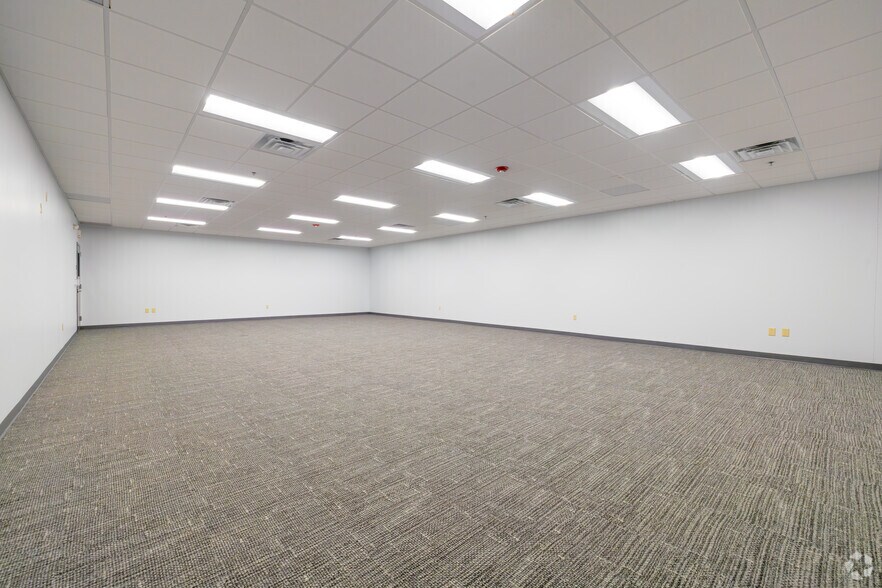 More Photos Of 12400 Presidents Ct, Jacksonville Warehouse For Lease