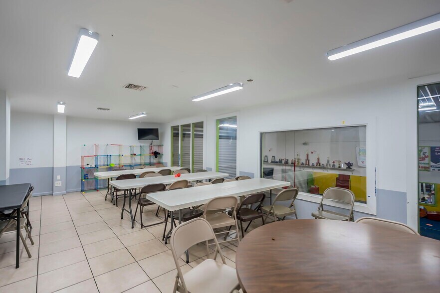More Photos Of 1013 SE Holbrook Ct, Port Saint Lucie Warehouse For Sale