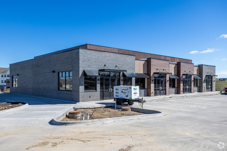 More Photos Of Highway 28 & Turnberry Road, Norwalk Storefront Retail Office For Lease