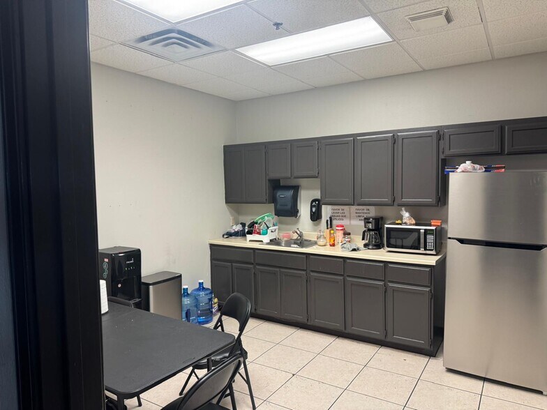 More Photos Of 801 Hallmark Dr, Laredo Warehouse For Lease