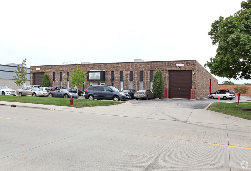 More Photos Of 3160 Commercial Ave, Northbrook Warehouse For Lease
