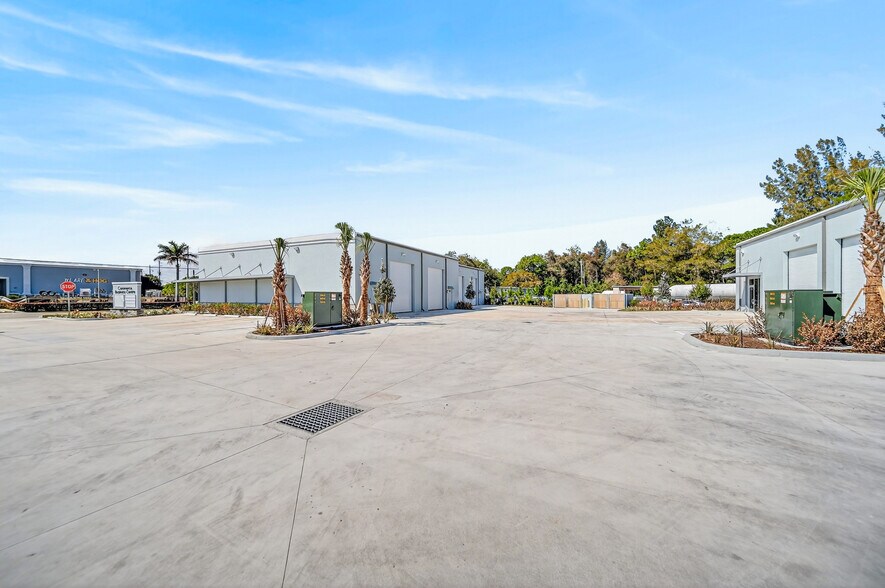 More Photos Of 3931 SE Commerce Ave, Stuart Warehouse For Lease
