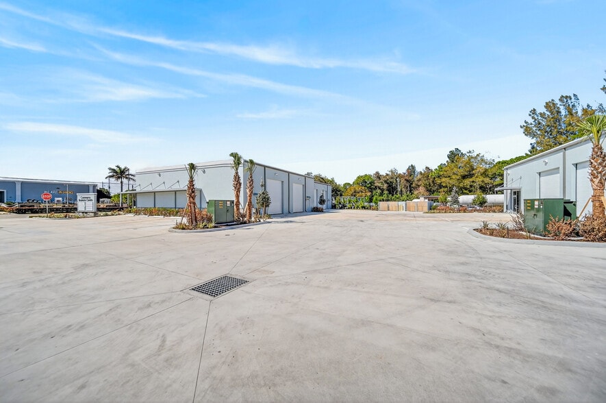 More Photos Of 3931 SE Commerce Ave, Stuart Warehouse For Lease