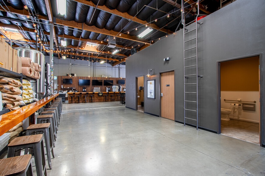 More Photos Of 41537 Cherry St, Murrieta Warehouse For Lease