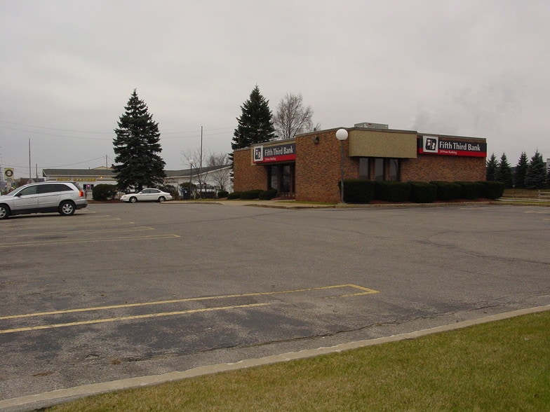 Primary Photo Of 1219 N Mitchell St, Cadillac Bank For Lease