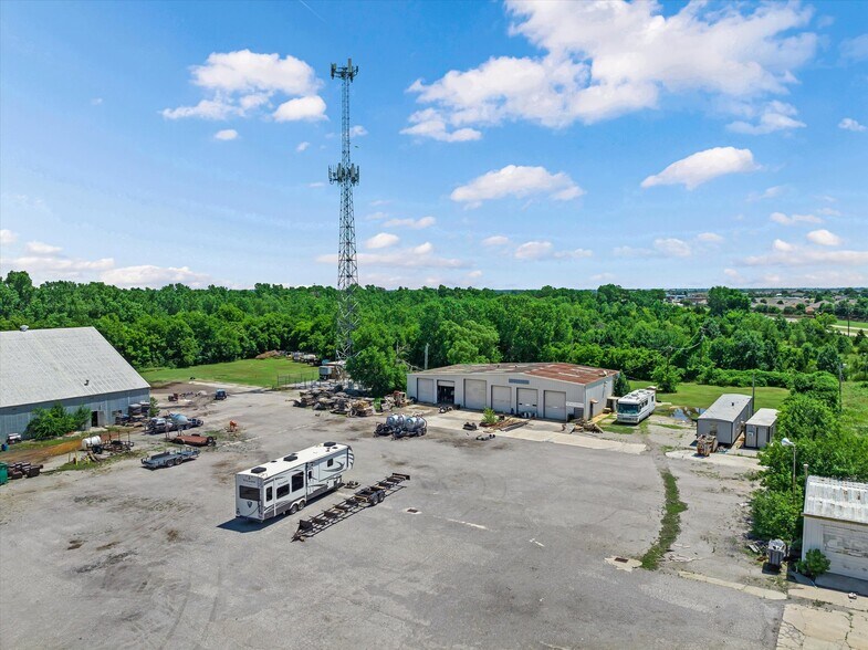 More Photos Of 1515 E Main St, Yukon Industrial For Sale