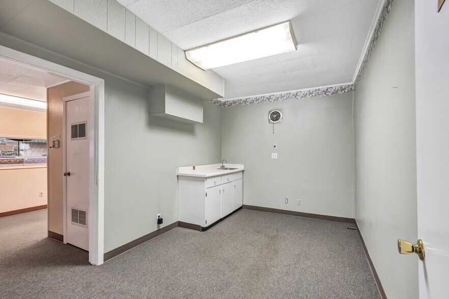More Photos Of 122 Engle Ave, Molalla Office Residential For Sale