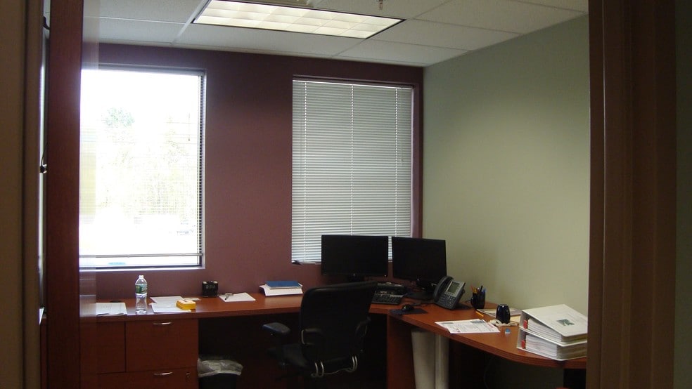 More Photos Of 10 Airline Dr, Albany Office For Lease