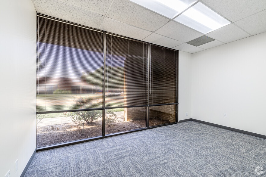 More Photos Of 2307 Springlake Rd, Farmers Branch Unknown For Lease