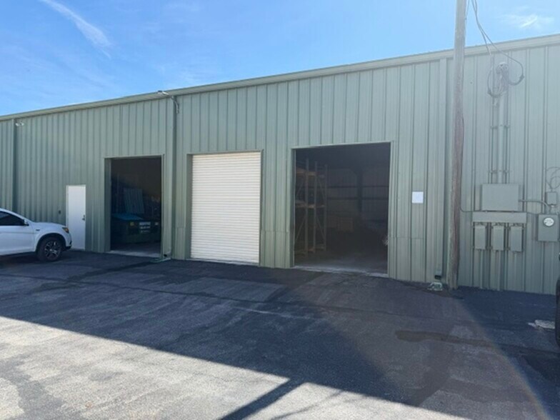 More Photos Of 1613 SE 15th Ter, Cape Coral Warehouse For Lease