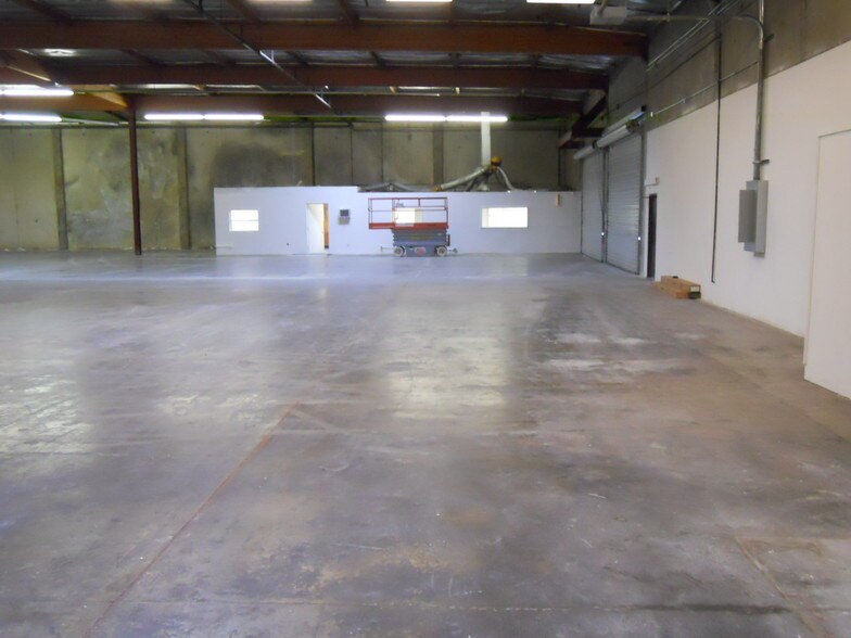 More Photos Of 7104-7110 Jackson St, Paramount Manufacturing For Lease