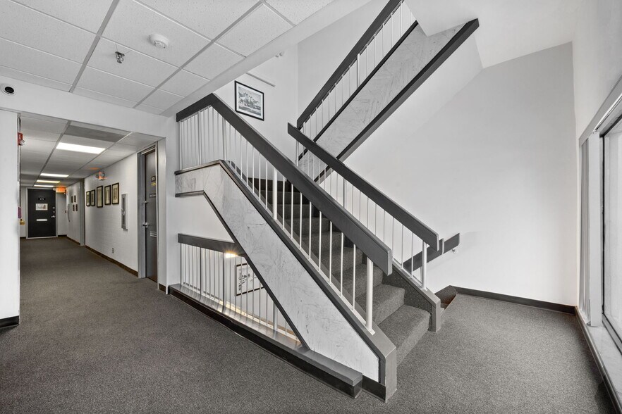 More Photos Of 1995 E Oakland Park Blvd, Fort Lauderdale Loft Creative Space For Sale