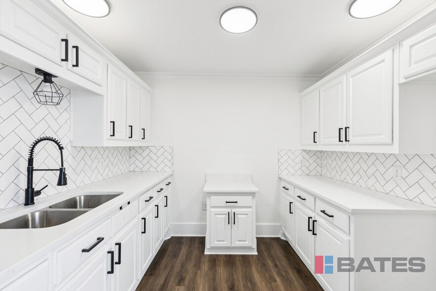 More Photos Of 1101 S Hampton Rd, DeSoto Showroom For Lease