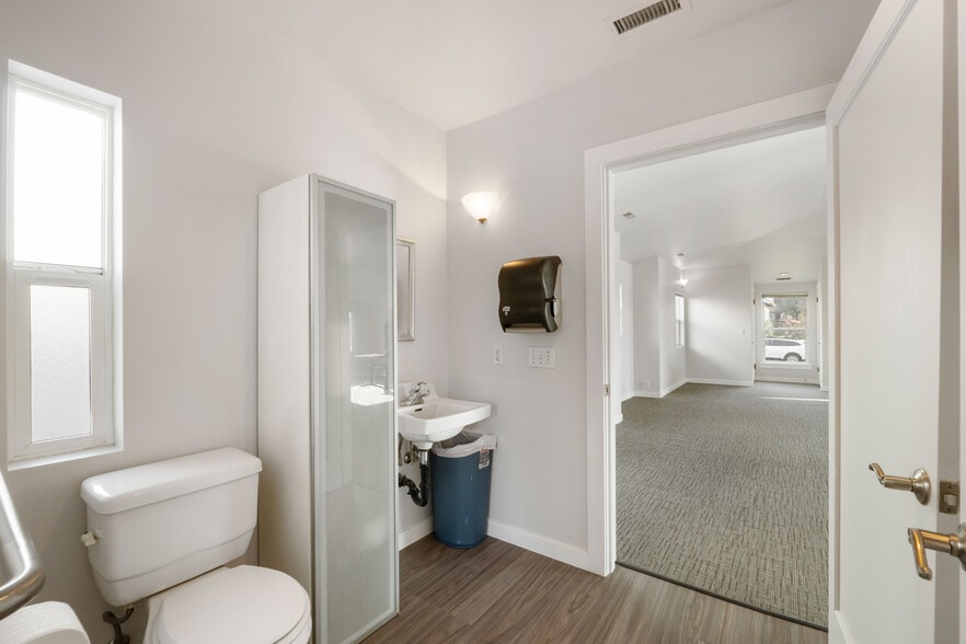 More Photos Of 3108 S Union Ave, Tacoma Office For Sale