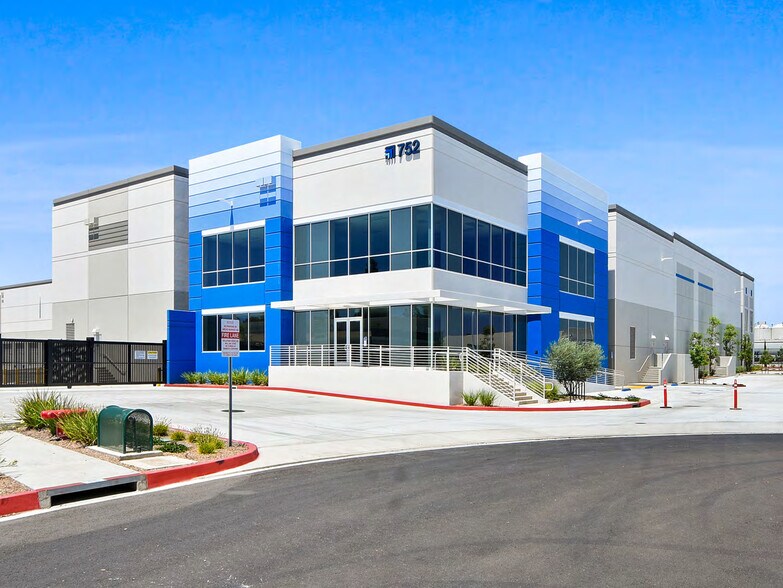 More Photos Of 752 N Poplar St, Orange Distribution For Lease