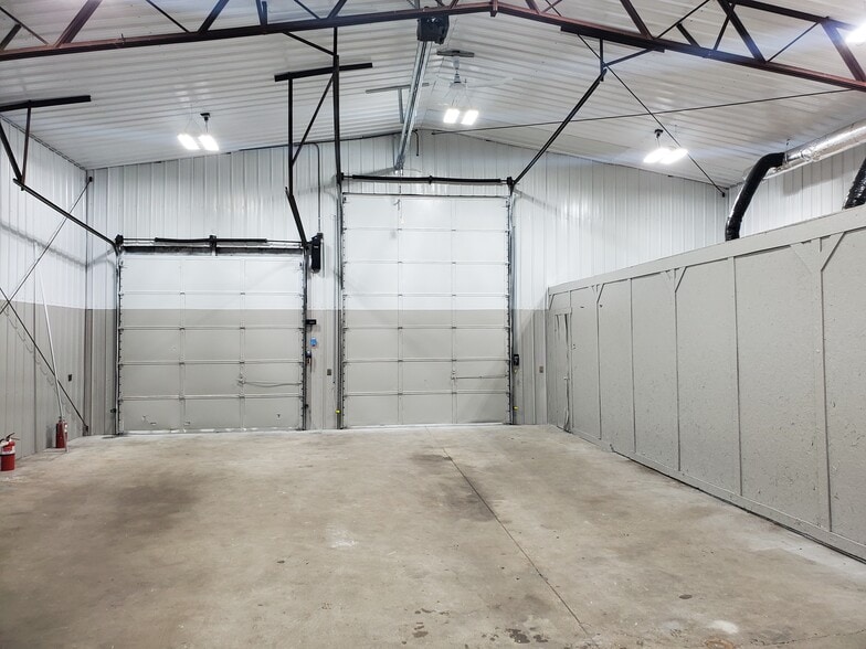 More Photos Of 117 N Oakridge Dr, North Prairie Service For Lease