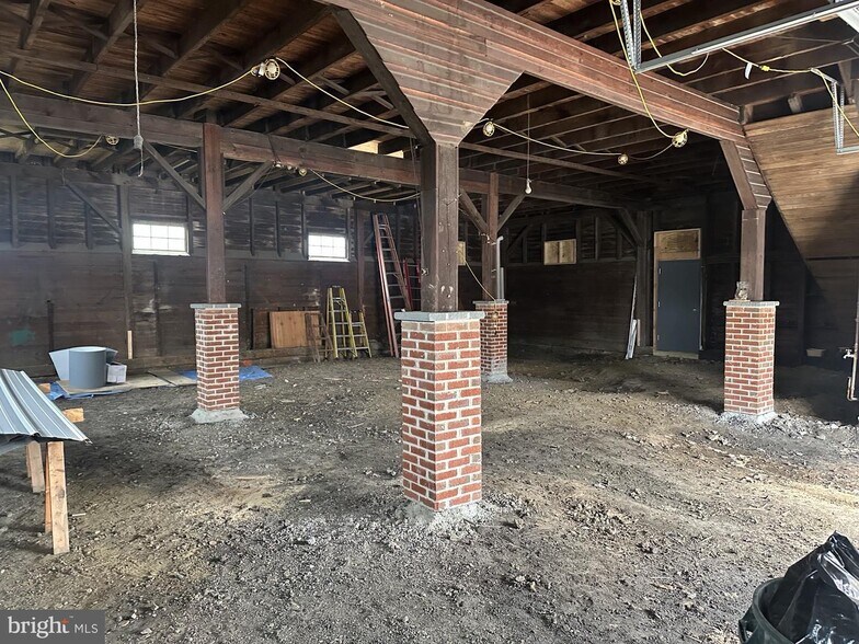 More Photos Of 9 Republic Aly, New Freedom Light Manufacturing For Sale