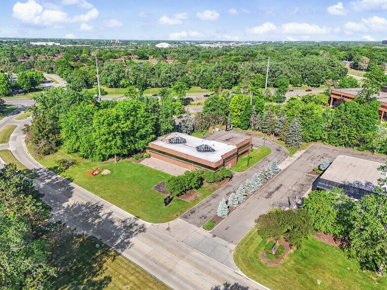 More Photos Of 15360 S Commerce Dr, Dearborn Office For Sale