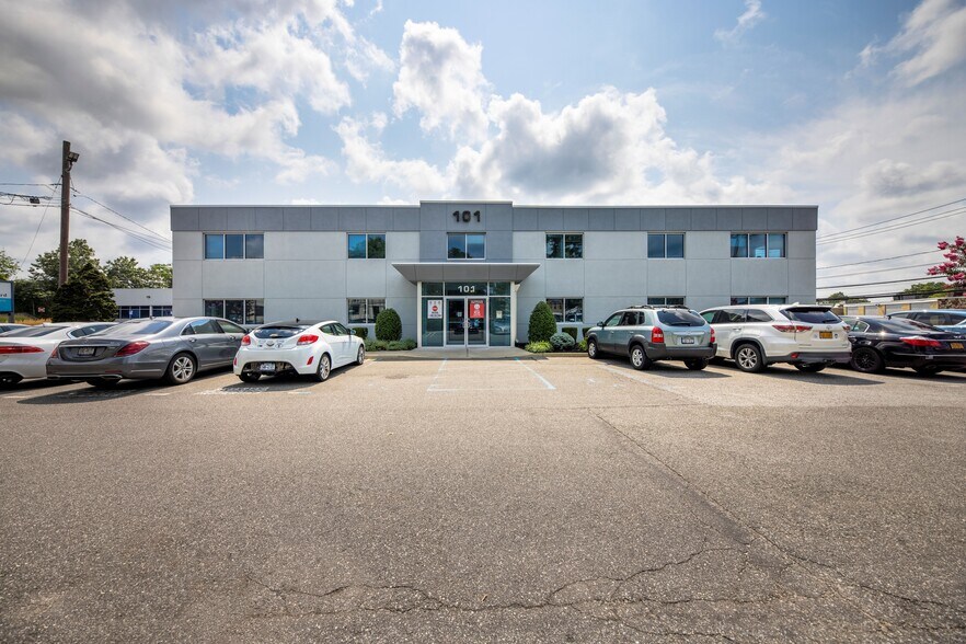 More Photos Of 101 Sunnyside Blvd, Plainview Office For Lease
