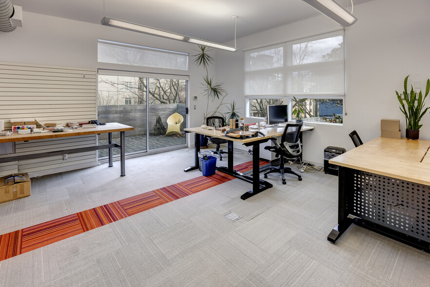 More Photos Of 921 Aurora Ave N, Seattle Office For Sale