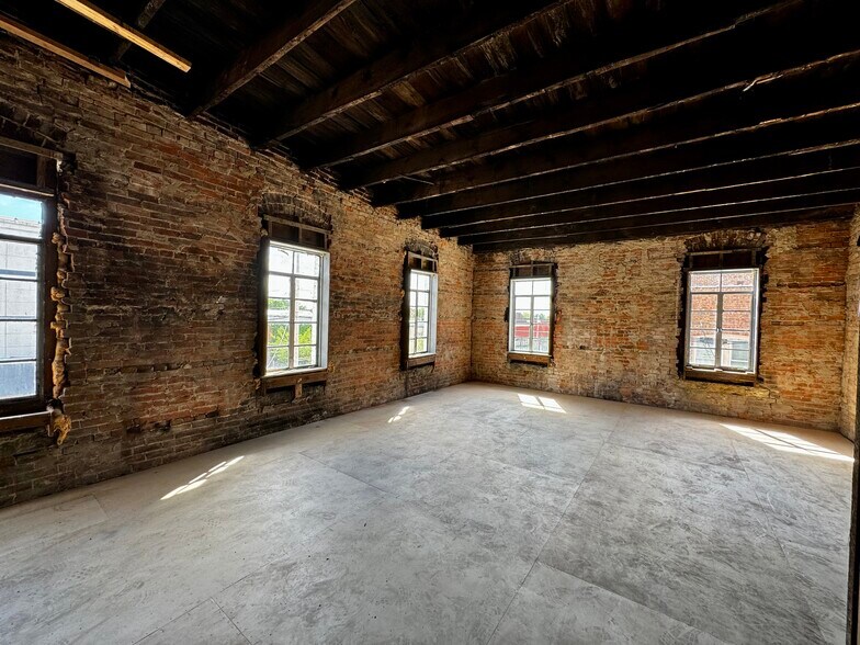 More Photos Of 20 W Side Sq, Macomb General Retail For Sale