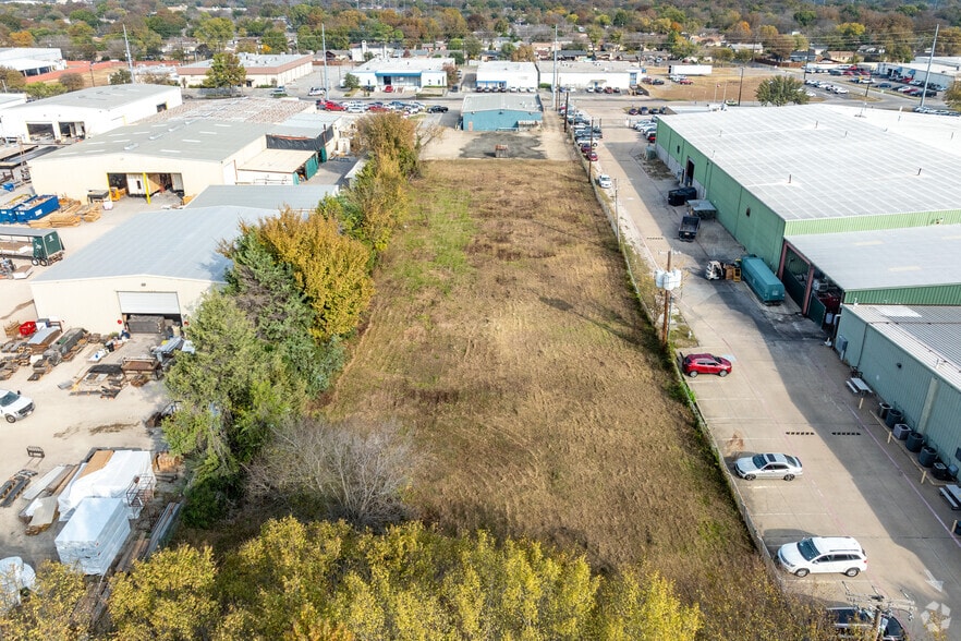 More Photos Of 912 E Walnut St, Garland Manufacturing For Lease