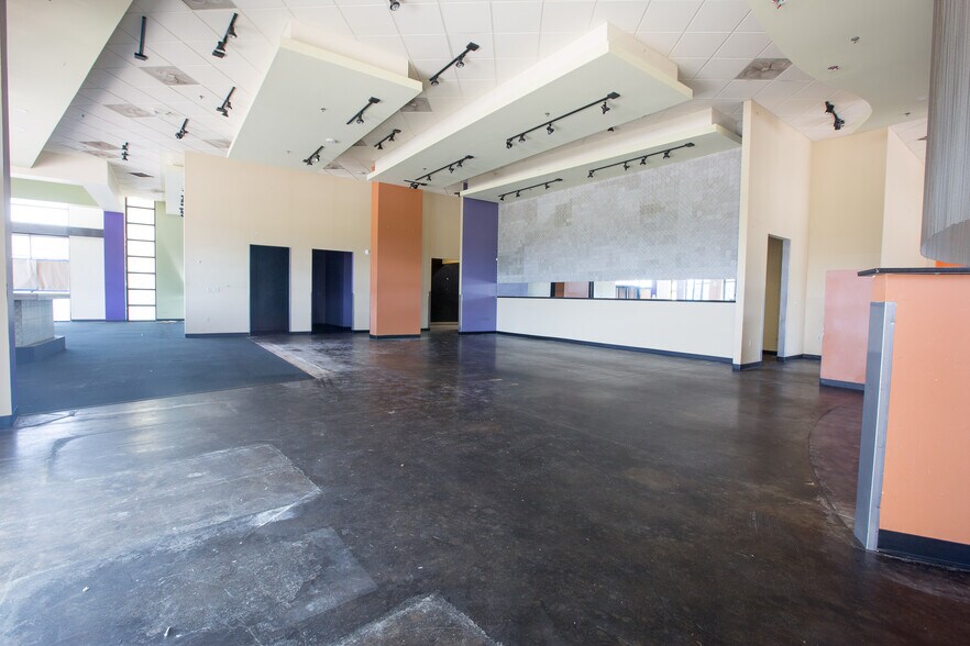 More Photos Of 2150 E Lamar Blvd, Arlington Unknown For Lease