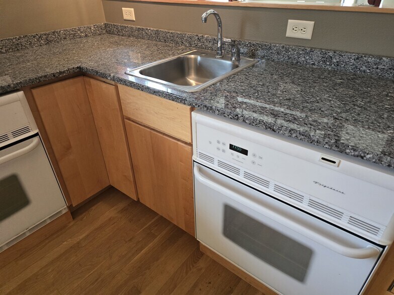 More Photos Of 115 W 6th St, Marshfield Storefront Retail Office For Sale