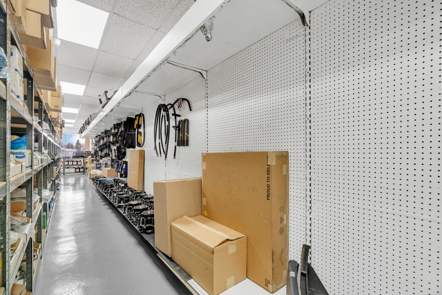 More Photos Of 1475 S Newburgh Rd, Westland Light Distribution For Sale